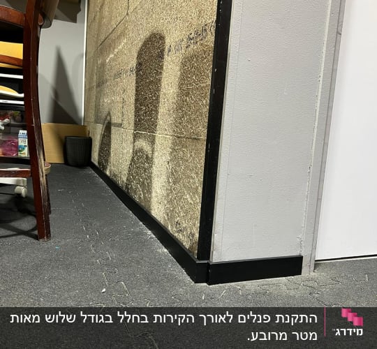 רצפת פרקט אפורה עם חיבורים גלויים